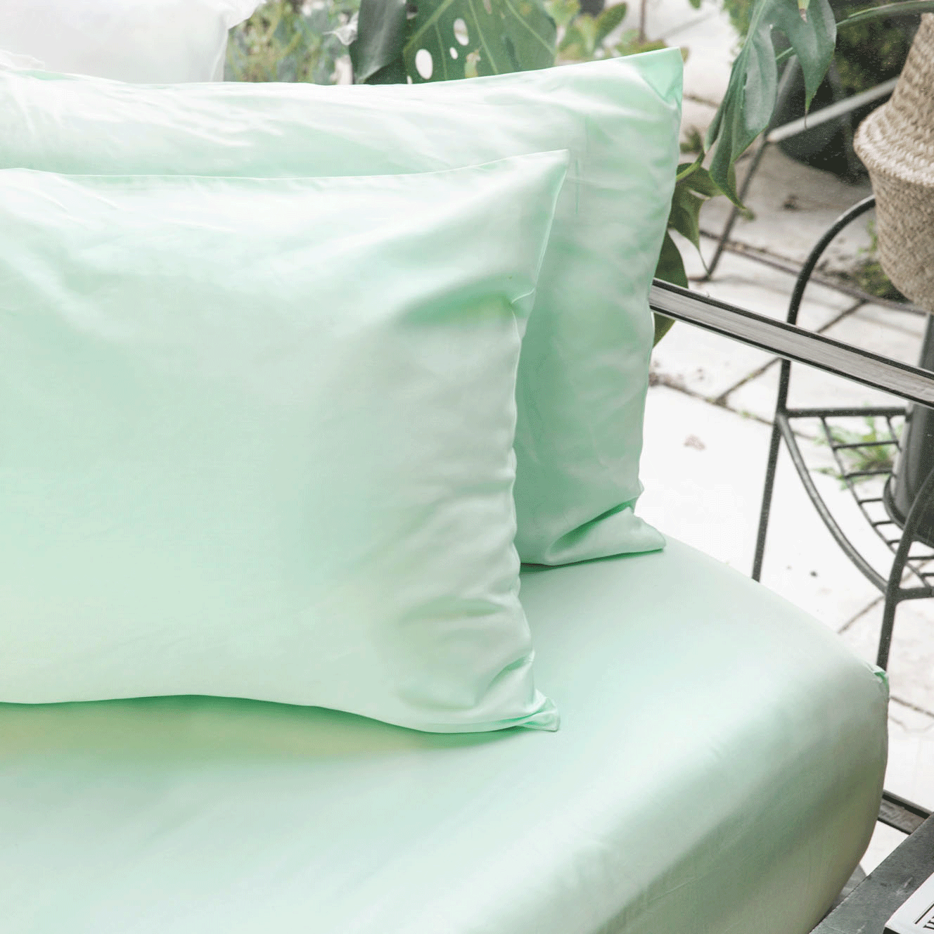 https://www.simpleswitch.org/cdn/shop/products/Ettitude-Organic-Bamboo-Lyocell-Fitted-Sheet-Paradise-Green-2.gif?v=1653594520