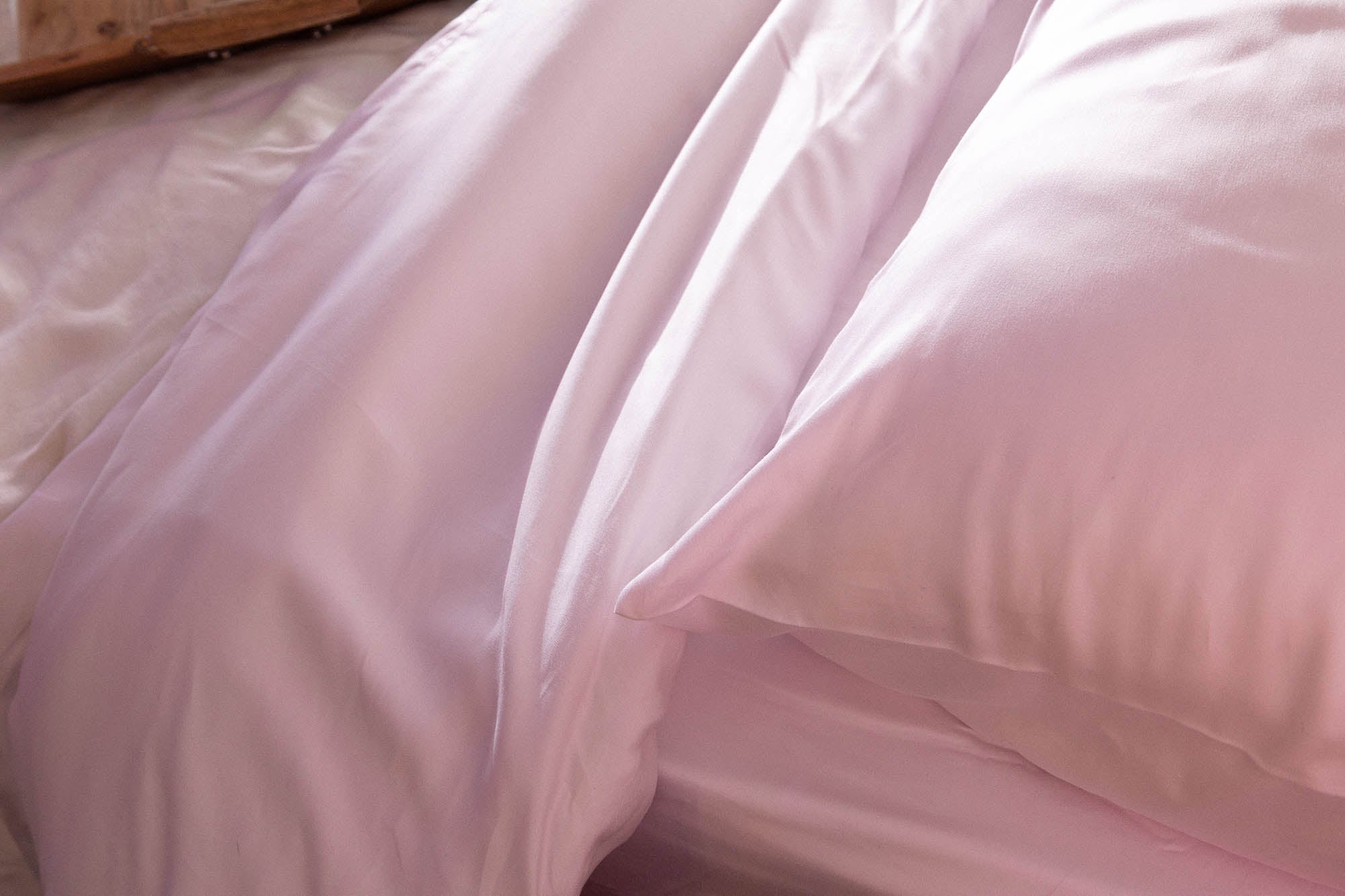 https://www.simpleswitch.org/cdn/shop/products/orchid-ice-eucalyptus-sheet-set-and-pillowcase.jpg?v=1686843487